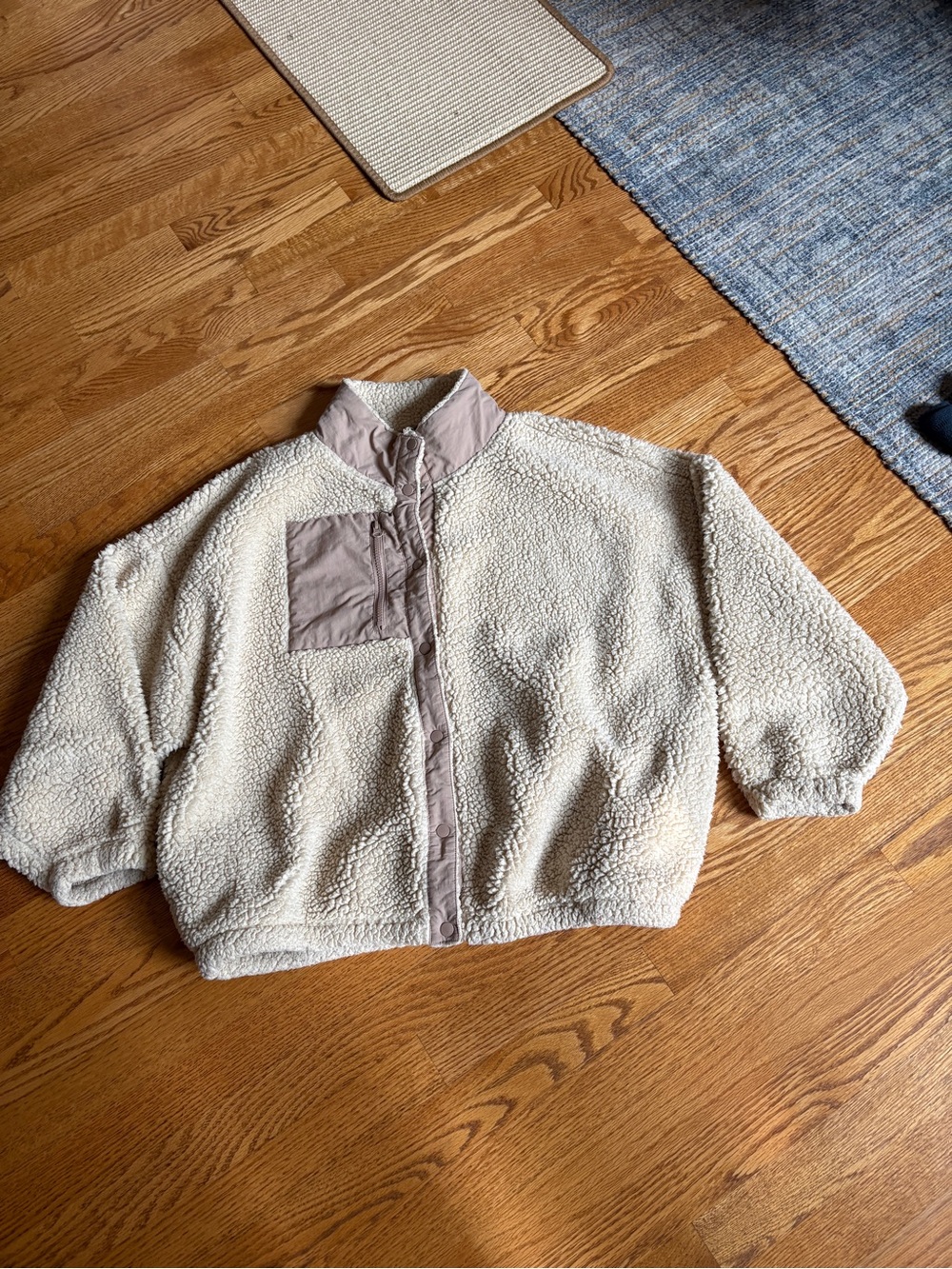 Men’s PacSun cream + tan fleece jacket with zipper pockets